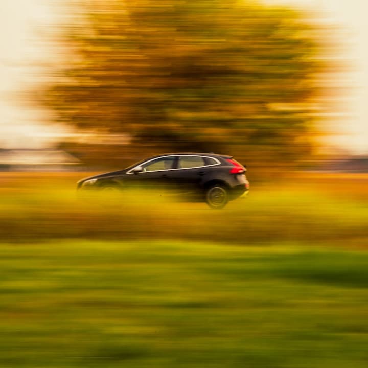 草原を疾走する車