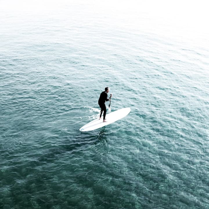 SUPで海に漂う男を見下ろす