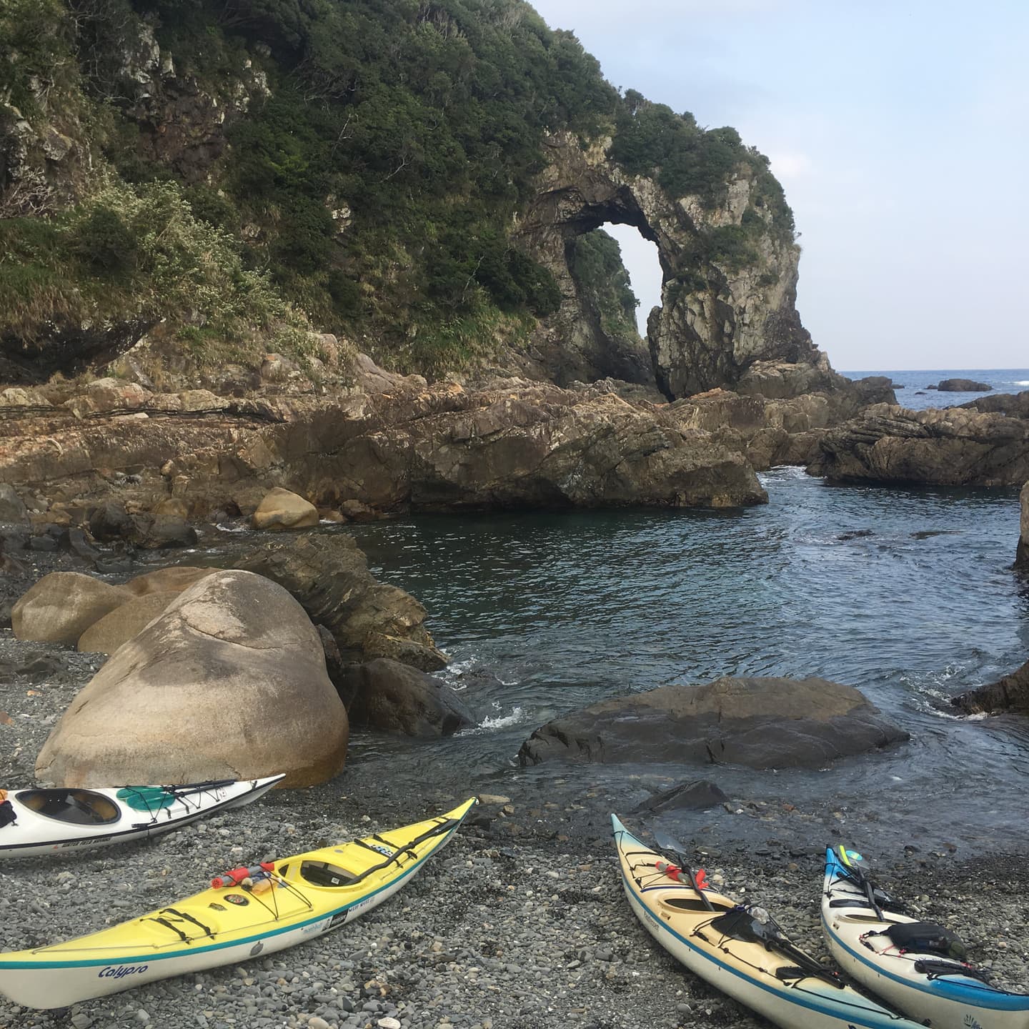 海辺に浮かぶカヤック