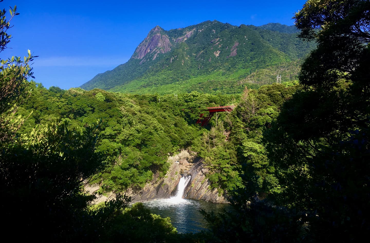 川から見る滝