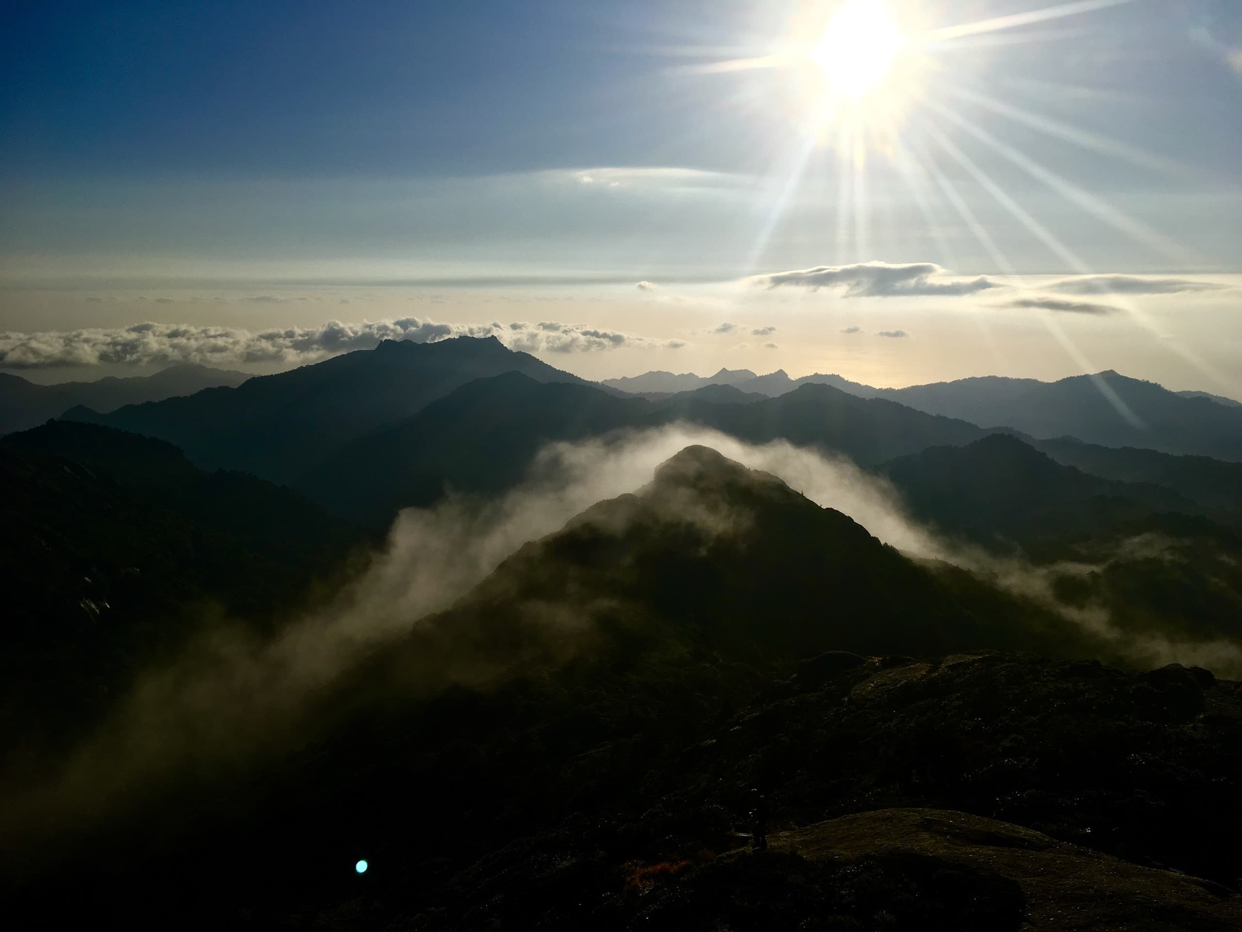 屋久島の山頂から見下ろす山と雲海